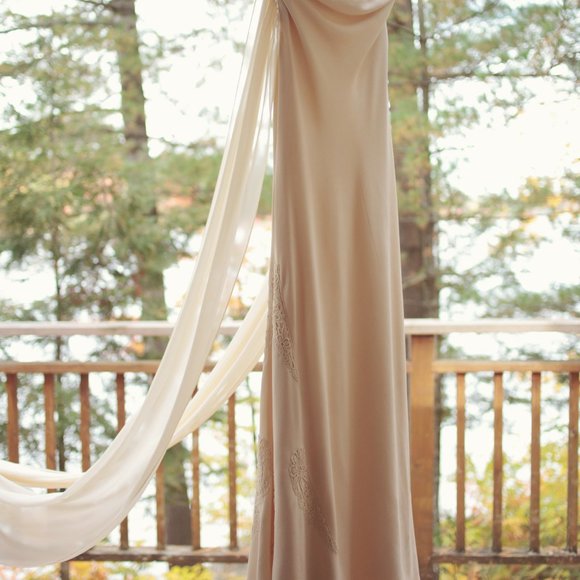 Lowon Pope bespoke wedding dress - Picture 5 of 5